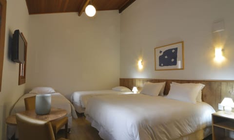 Quarto Luxo Superior | Minibar, in-room safe, blackout drapes, free WiFi