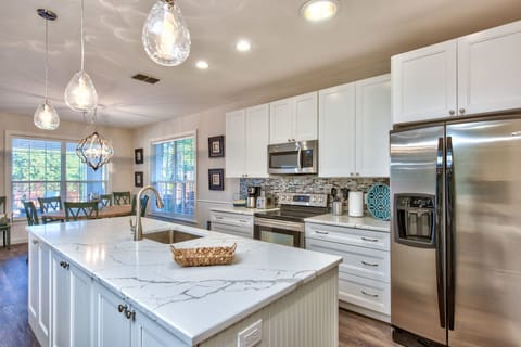 House, 4 Bedrooms, Pool Access, Lake View | Private kitchen | Full-size fridge, microwave, oven, stovetop