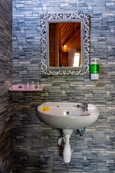 Deluxe Bungalow (Hut Garden View) | Bathroom sink