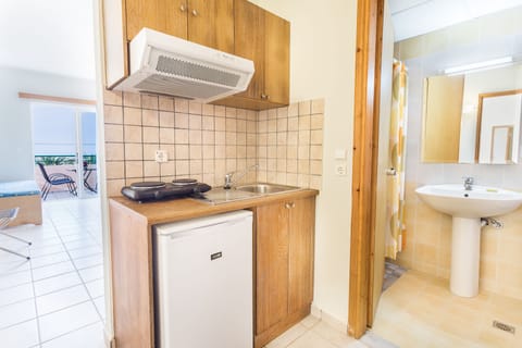 Full-size fridge, stovetop, coffee/tea maker, electric kettle