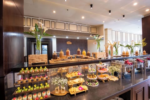2 restaurants; breakfast, lunch, dinner, and brunch served