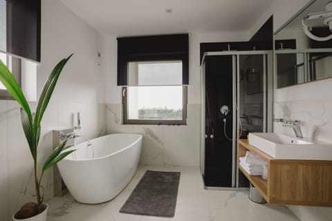 Luxury Suite, Multiple Beds, Sea View | In-room dining