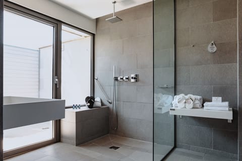 Bungalow, Accessible | Bathroom | Designer toiletries, hair dryer, bathrobes, slippers