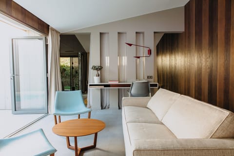 32-inch flat-screen TV with satellite channels, TV, DVD player