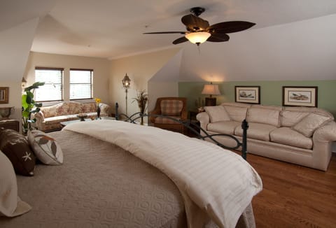 Premium Suite, 1 King Bed | Iron/ironing board, free WiFi, bed sheets