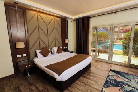 Minibar (free items), desk, blackout drapes, WiFi (free)