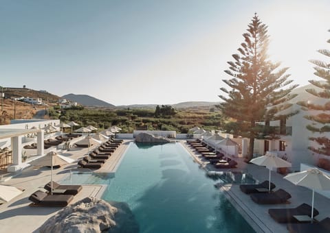 Seasonal outdoor pool, pool umbrellas, sun loungers