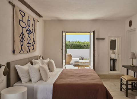 Minibar, in-room safe, desk, laptop workspace