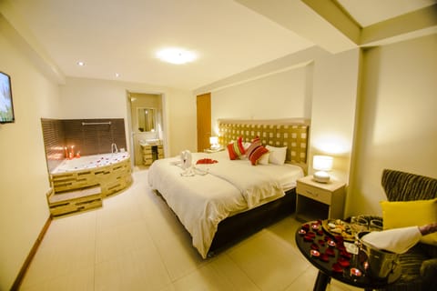 Junior Suite, 1 King Bed, Jetted Tub | In-room safe, desk, iron/ironing board, free WiFi