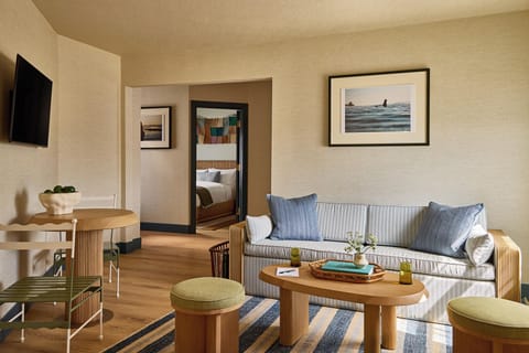 Drifter Two Bedroom Suite | Living area | 32-inch flat-screen TV with cable channels, TV, table tennis