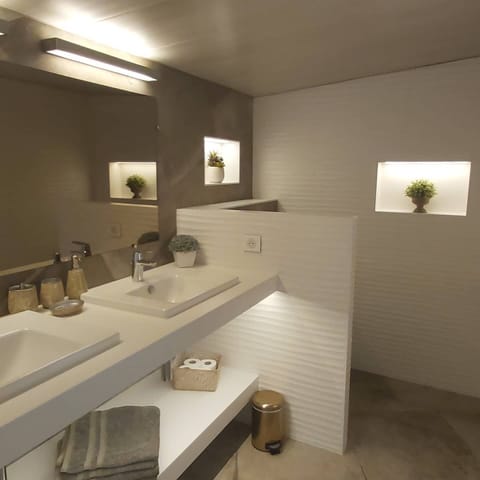 Apartment (Angèle) | Bathroom | Shower, free toiletries, hair dryer, towels