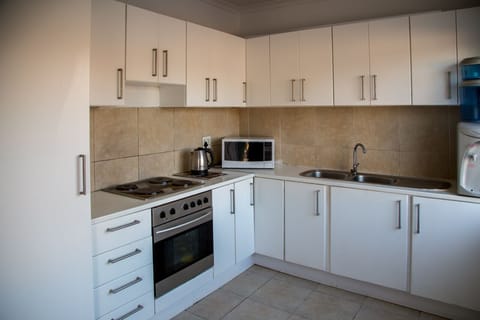 Family Room | Shared kitchen | Fridge, microwave, stovetop, coffee/tea maker