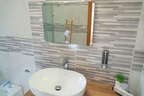 Basic Room | Bathroom | Shower, hair dryer, slippers, towels