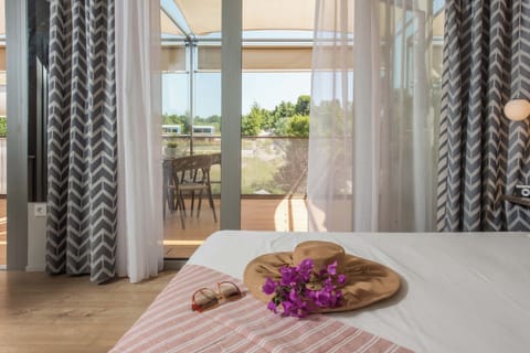 Superior Apartment | Egyptian cotton sheets, premium bedding, blackout drapes