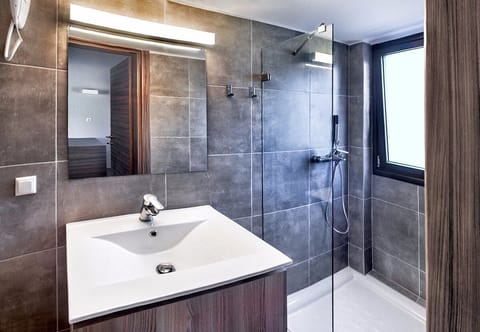 Loft Apartment | Bathroom | Shower, free toiletries, hair dryer, towels
