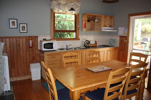 The Corner Cottage | Private kitchen | Fridge, microwave, stovetop, coffee/tea maker