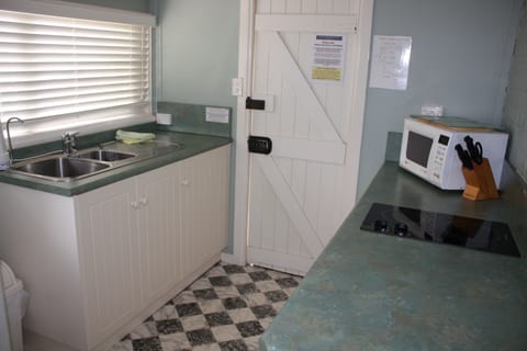 Servant's Quarters | Private kitchen | Fridge, microwave, stovetop, coffee/tea maker