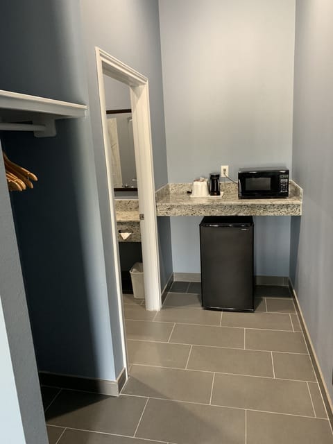 Basic Single Room | Blackout drapes, soundproofing, iron/ironing board, free WiFi