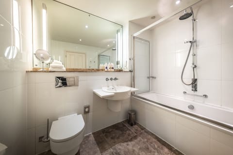 Superior Double or Twin Room | Bathroom | Free toiletries, hair dryer, towels