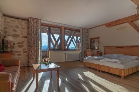 Panoramic Suite | In-room safe, individually decorated, individually furnished, desk