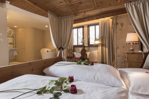 Honeymoon Suite | In-room safe, individually decorated, individually furnished, desk