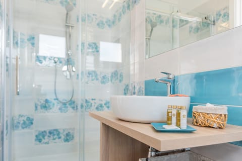 Superior Double Room | Bathroom | Shower, rainfall showerhead, free toiletries, hair dryer