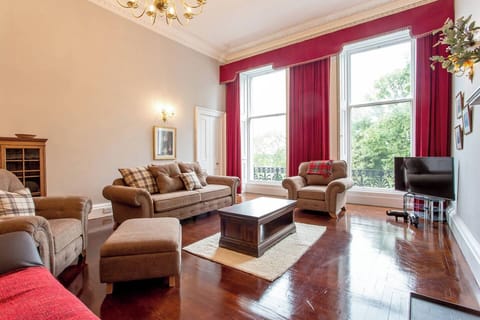 Apartment (2 Bedrooms) | Living room | 32-inch flat-screen TV with cable channels, TV