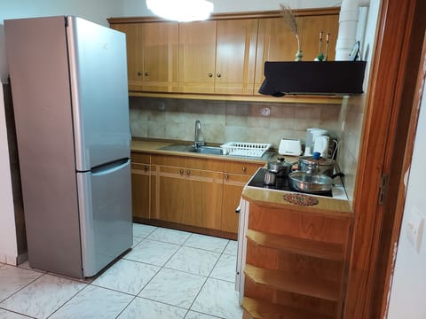 Fridge, oven, stovetop, electric kettle