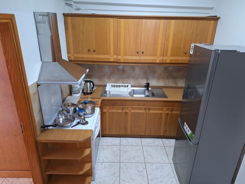 Fridge, oven, stovetop, electric kettle