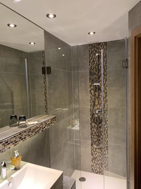 Double or Twin Room | Bathroom | Shower, hair dryer, towels, shampoo