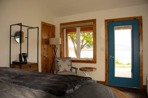 Blackout drapes, free WiFi, bed sheets