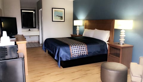 Standard Room, 1 King Bed, Non Smoking, Refrigerator & Microwave | Iron/ironing board (on request), WiFi (free), bed sheets