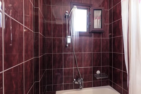 Junior Suite, Sea View | Bathroom | Bathtub, hair dryer, towels, soap