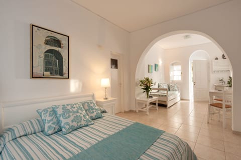 Junior Suite | In-room safe, desk, blackout drapes, iron/ironing board