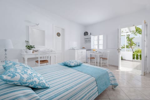 Superior Room | Living area | 21-inch plasma TV with digital channels, TV