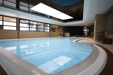 Indoor pool, sun loungers