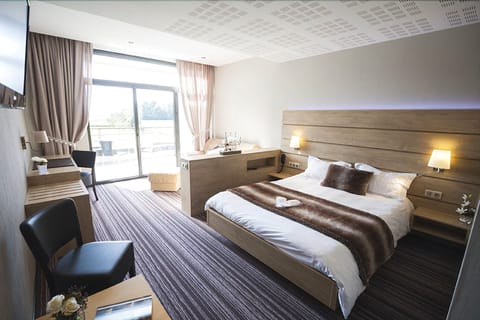 Suite | Pillowtop beds, in-room safe, desk, soundproofing