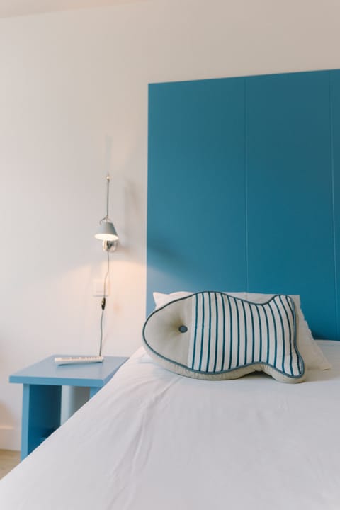 Desk, free cribs/infant beds, rollaway beds, free WiFi