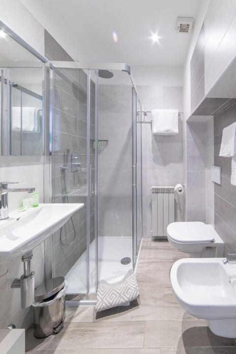 Combined shower/tub, hair dryer, towels