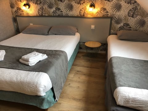 Triple Room | Desk, soundproofing, free WiFi, bed sheets