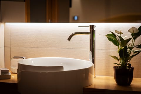 Superior Suite, 1 Queen Bed, Courtyard View, Tower (301) | Bathroom sink