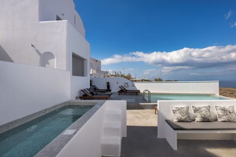 Anafi Suite , Deluxe suite 2 with sea view and hot tub | In-room safe, individually decorated, individually furnished, desk