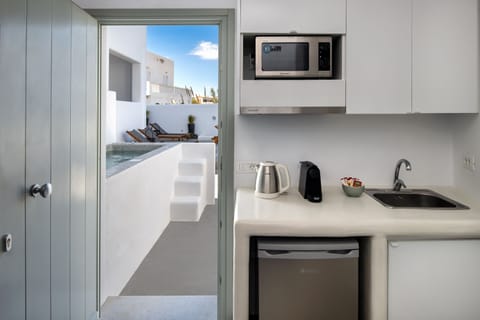Anafi Suite , Deluxe suite 2 with sea view and hot tub | Private kitchenette | Fridge, microwave, espresso maker, electric kettle