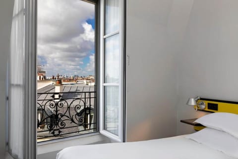 Paris Privilege | Premium bedding, desk, soundproofing, free WiFi