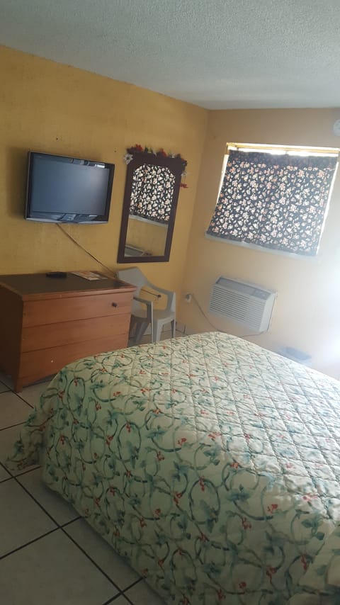 Basic Room, 1 Queen Bed | Free WiFi
