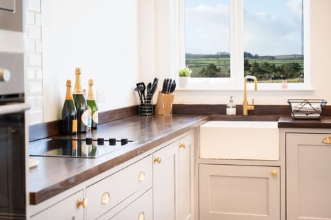 Luxury Cottage, Ensuite (Bungalow ) | Shared kitchen | Highchair