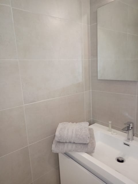 Superior Double Room | Bathroom | Towels