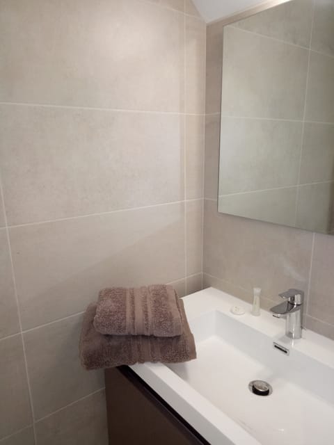 Superior Double or Twin Room | Bathroom | Towels