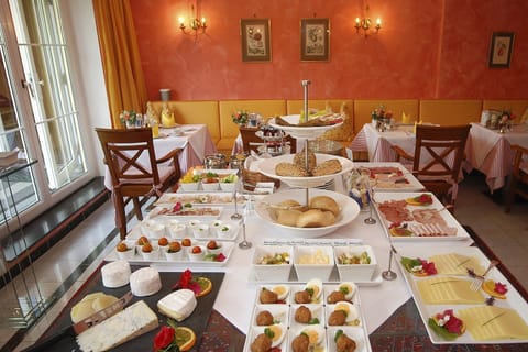 Daily buffet breakfast for a fee