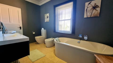 Honeymoon Suite, Pool View | Bathroom | Free toiletries, hair dryer, towels, soap